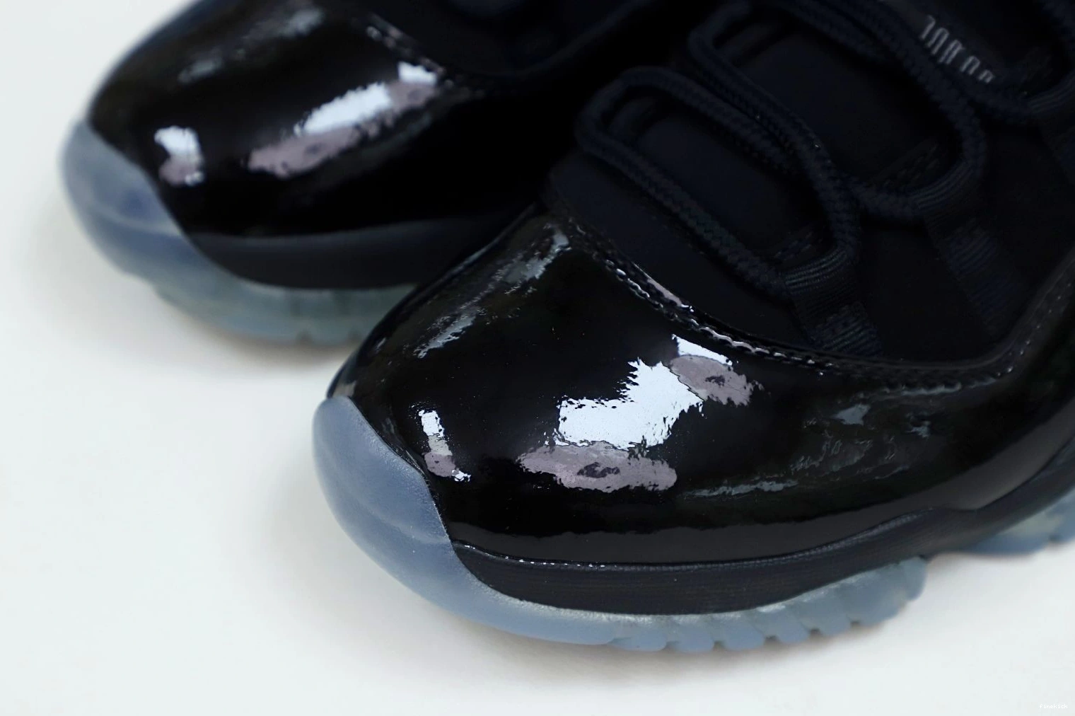 'CAP 11 AND GOWN' AIR RETRO JORDAN 1003